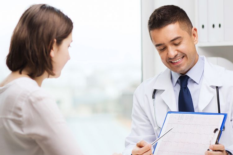 mujer en check-up médico