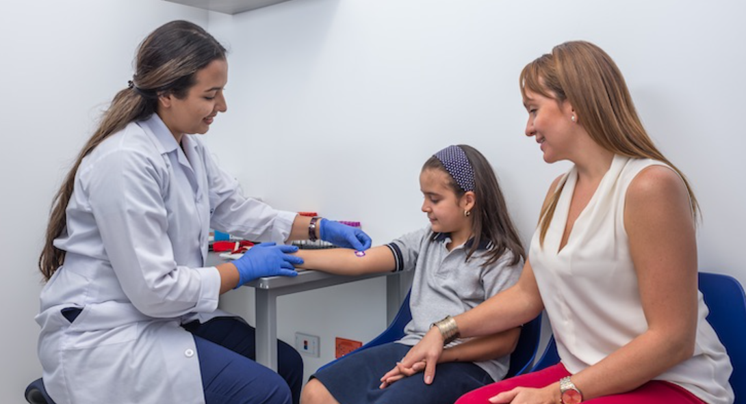 doctora sacando sangre a niña para ilustrar la salud infantil