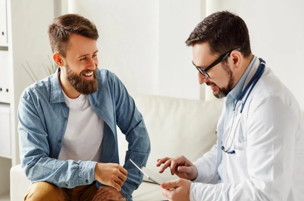 hombre con médico