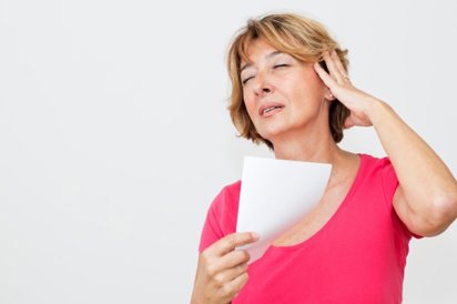 mujer con sintomas de manopausia